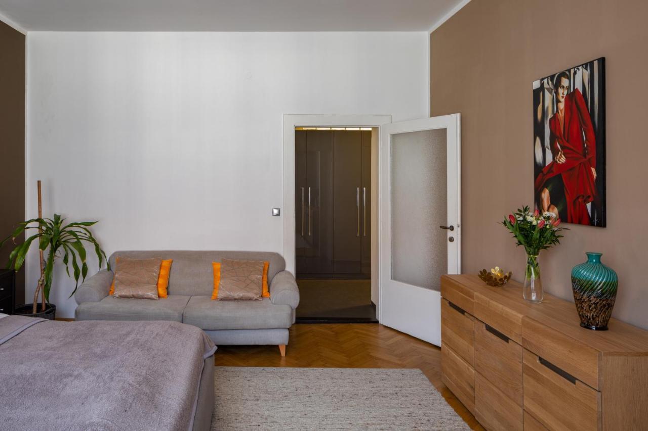 Deluxe Apartment In Old Town By Prague Days Bagian luar foto
